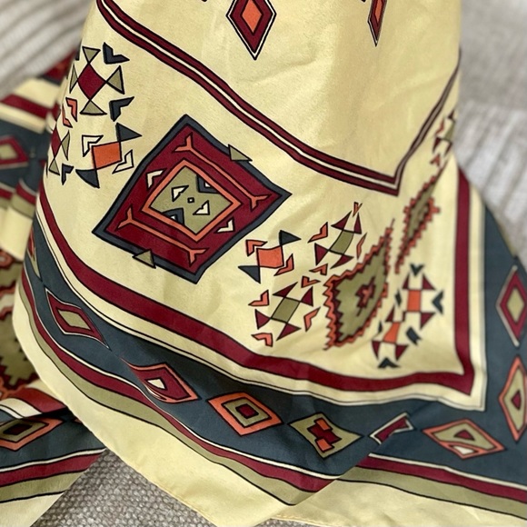 Extra Large Zara Scarf - Western Pattern - Picture 8 of 11